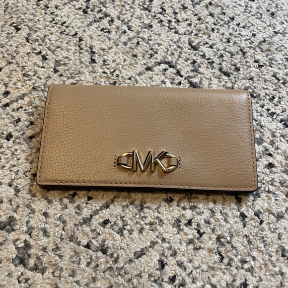 Michael Kors IZZY CAMEL LG SLIM WALLET LEATHER - Picture 2 of 7